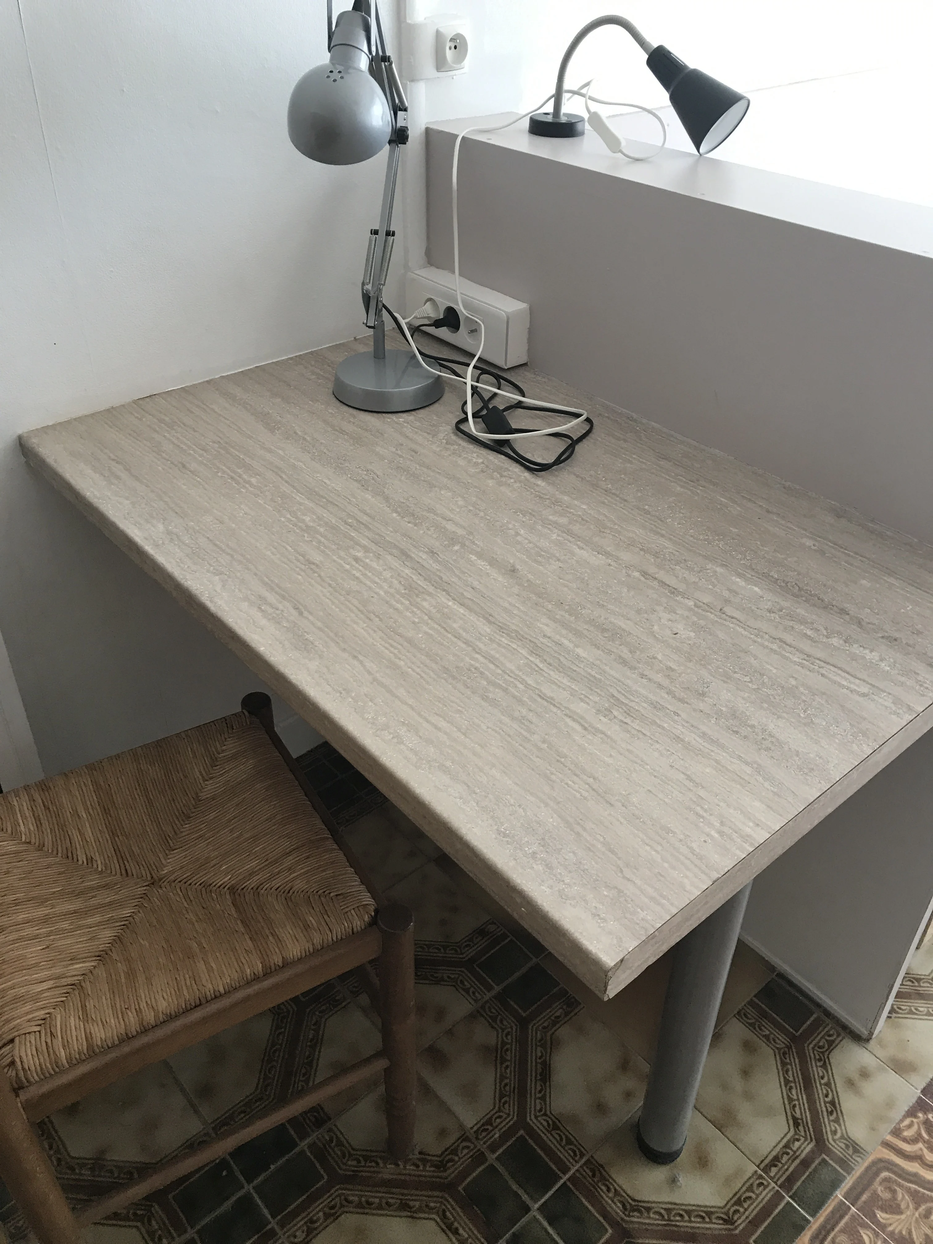 Bureau derrière le lit