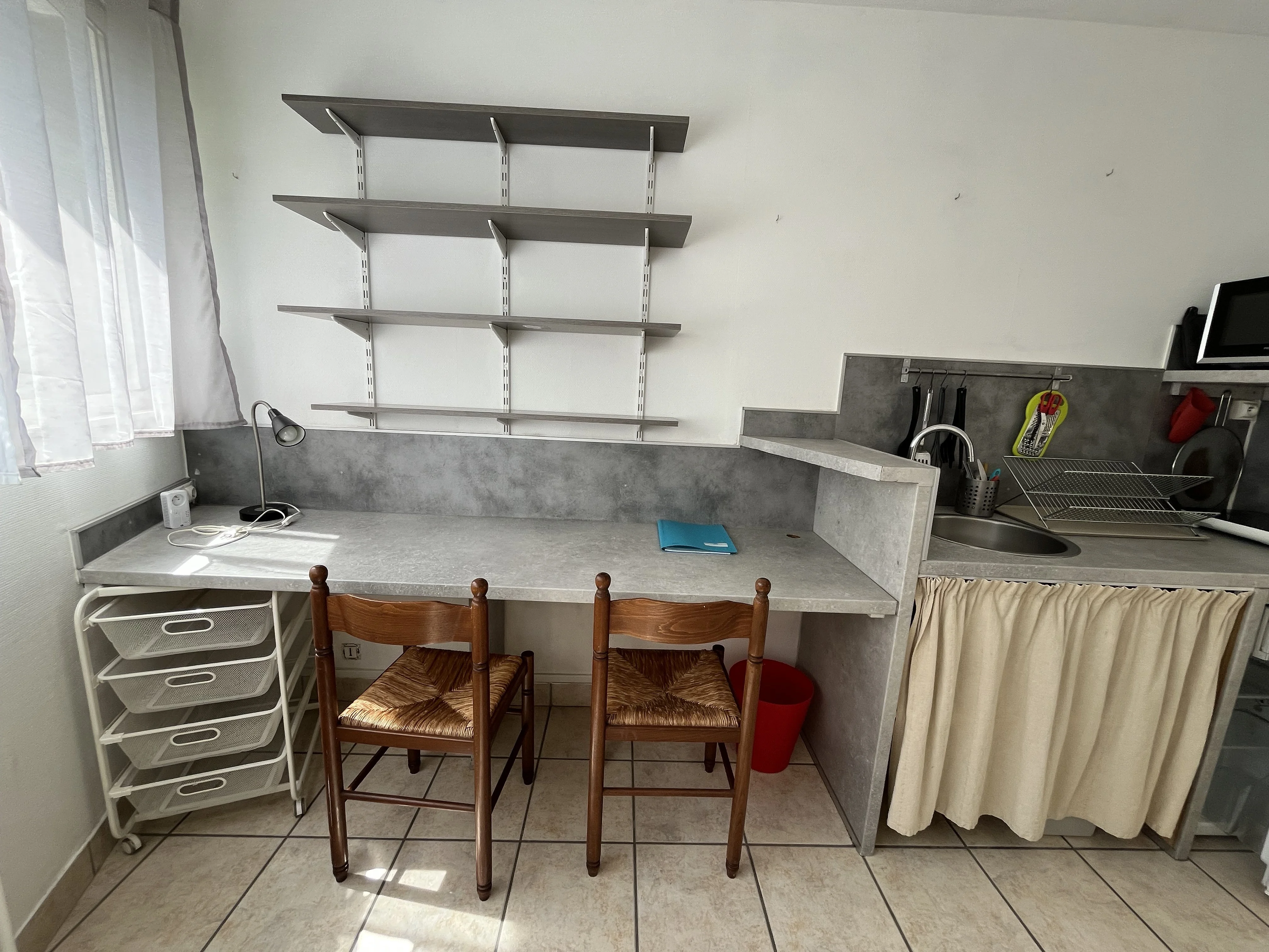 Bureau et étagères