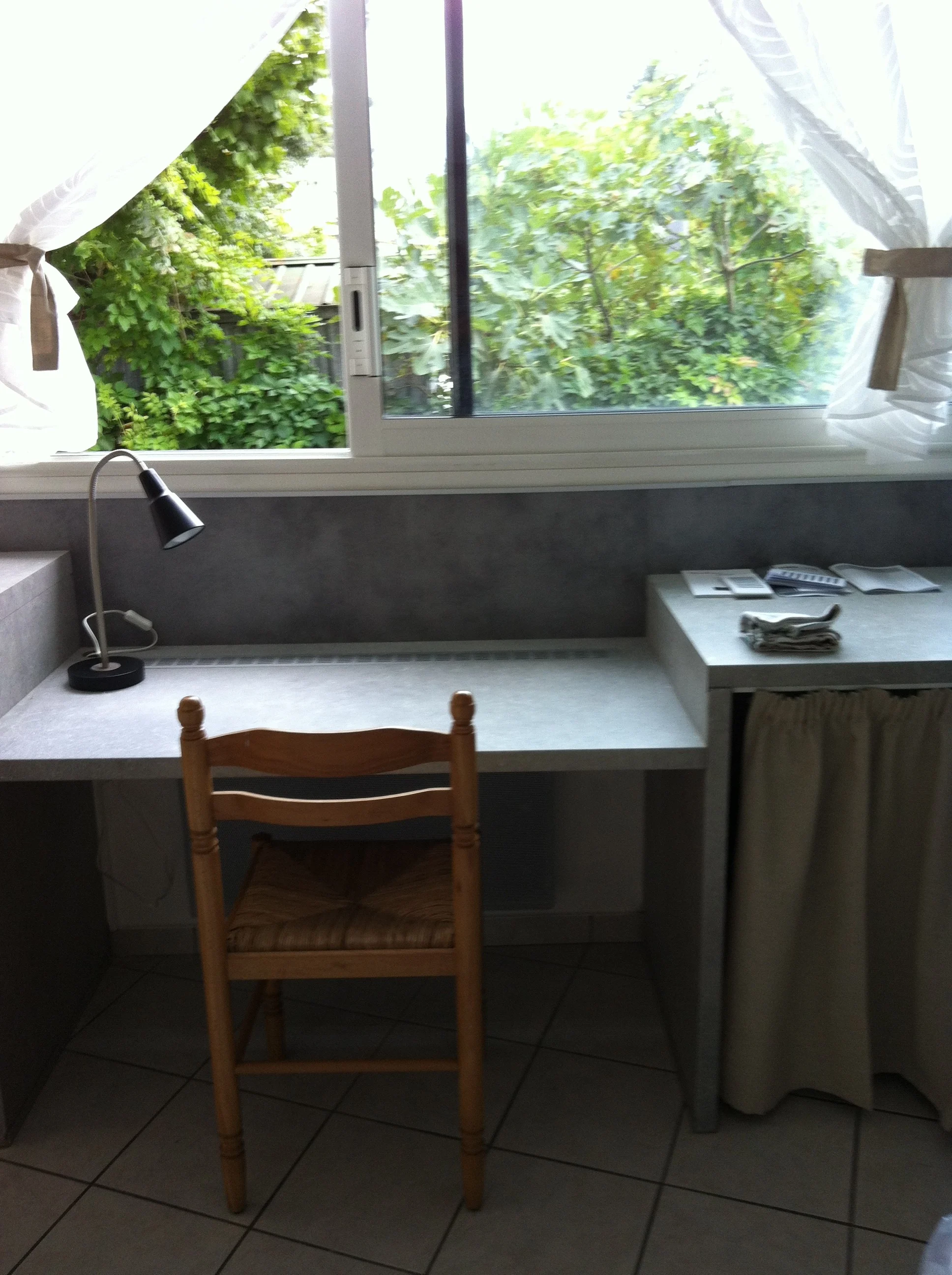 Bureau et grande fenêtre