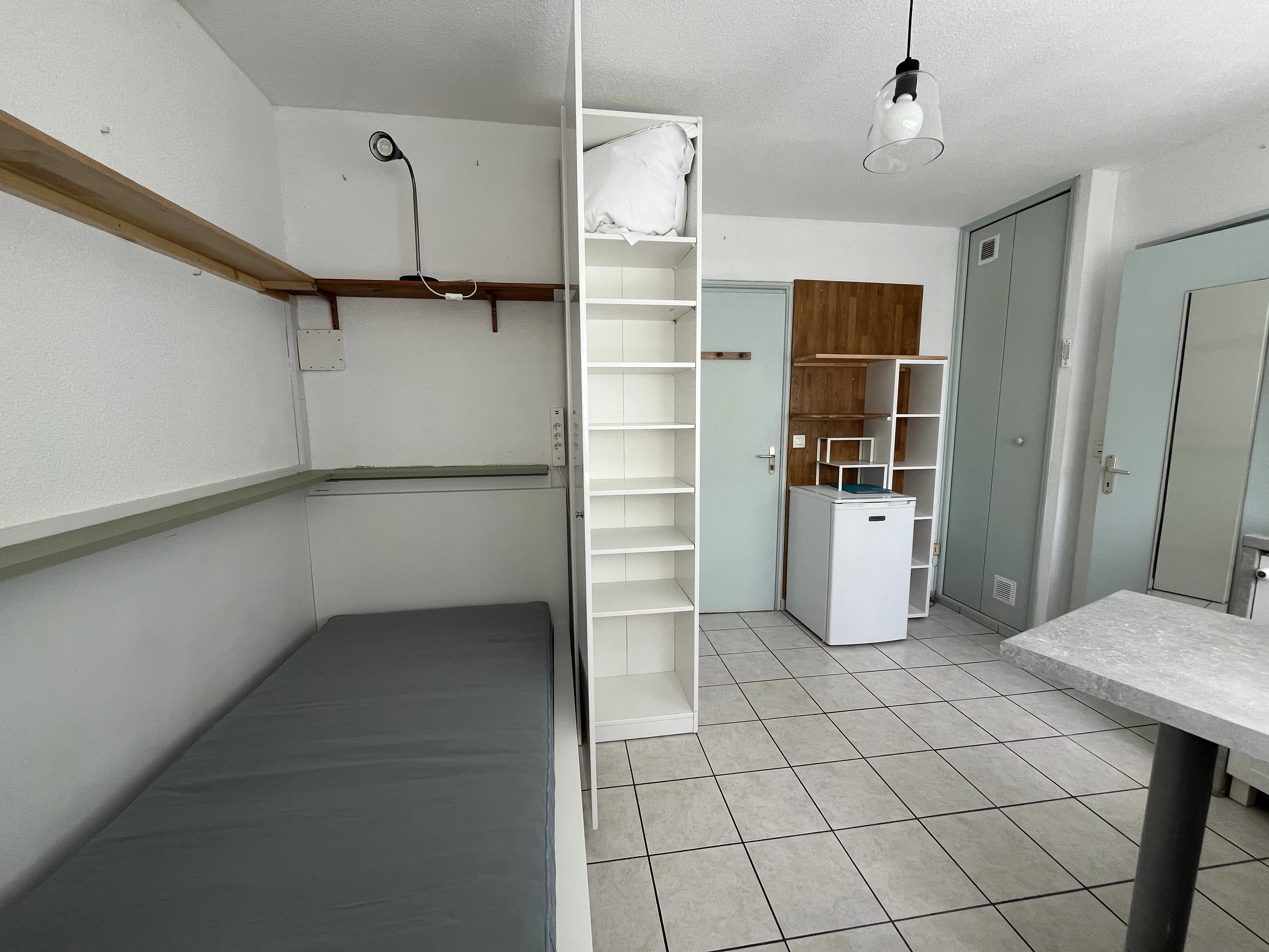 Coin nuit, étagères et rangements