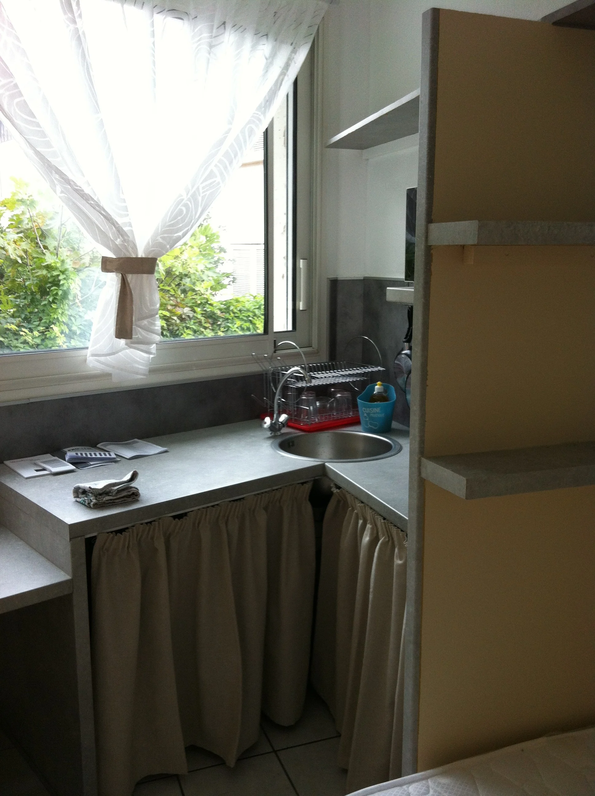 Coin cuisine et étagères lit