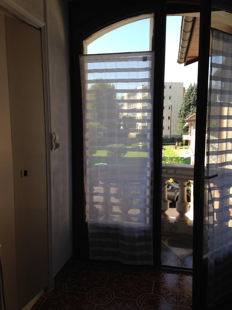 Porte fenêtre sur balcon et porte sur salle d'eau