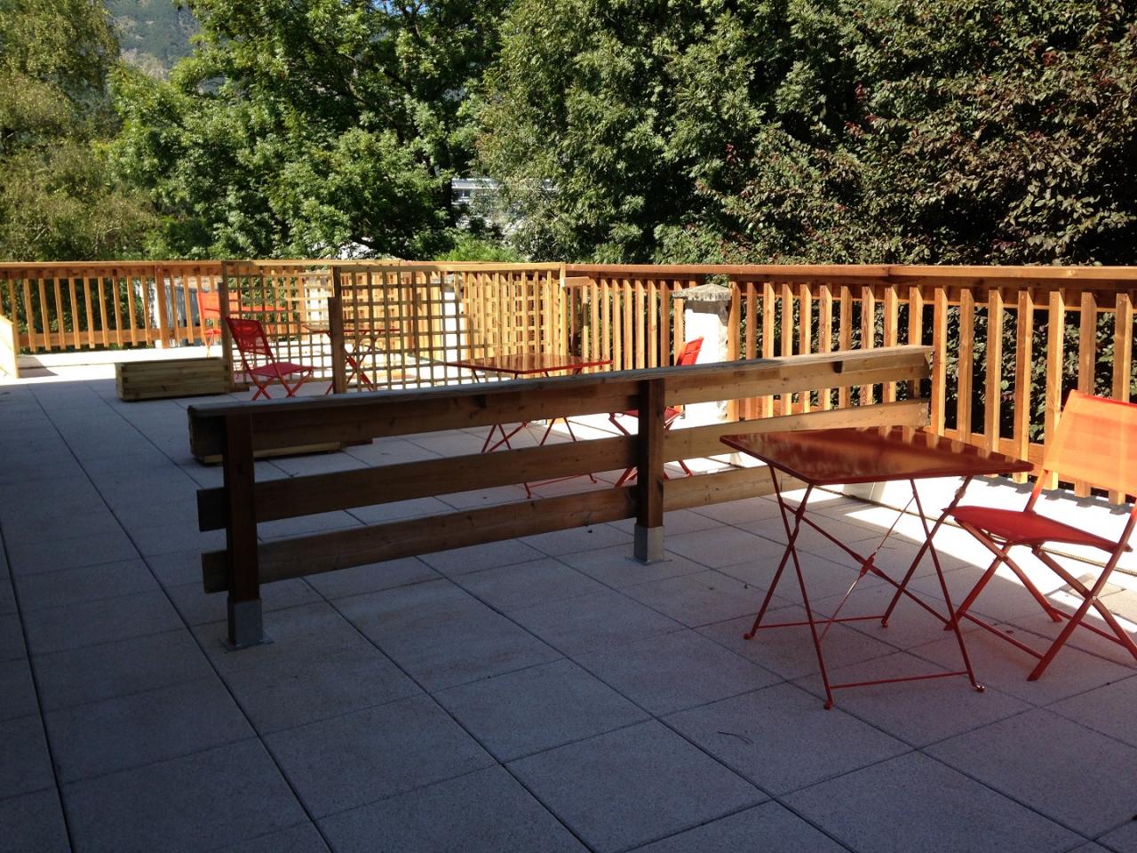 Terrasse commune avec espace privatif, chacun sa table