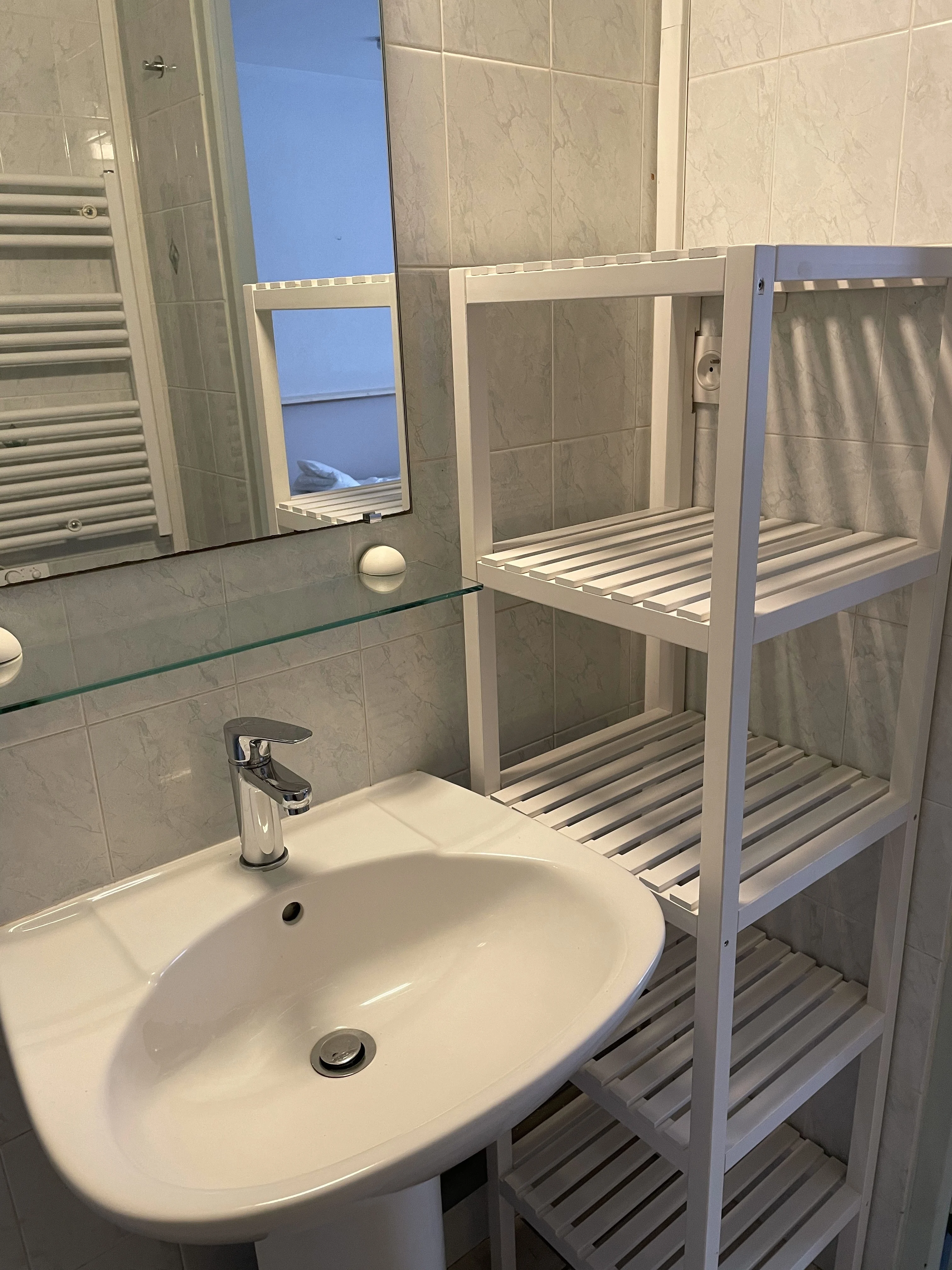 Lavabo et étagères