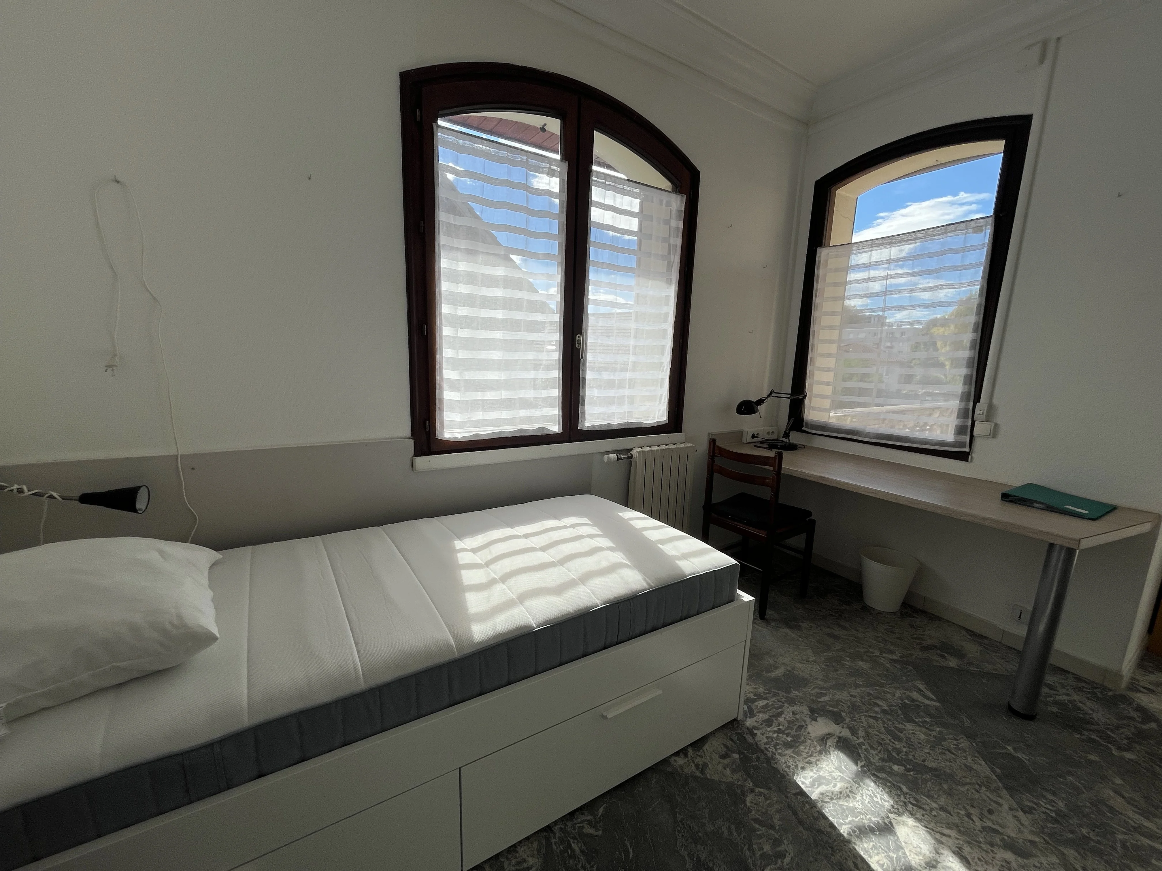 Lit bureau fenetres