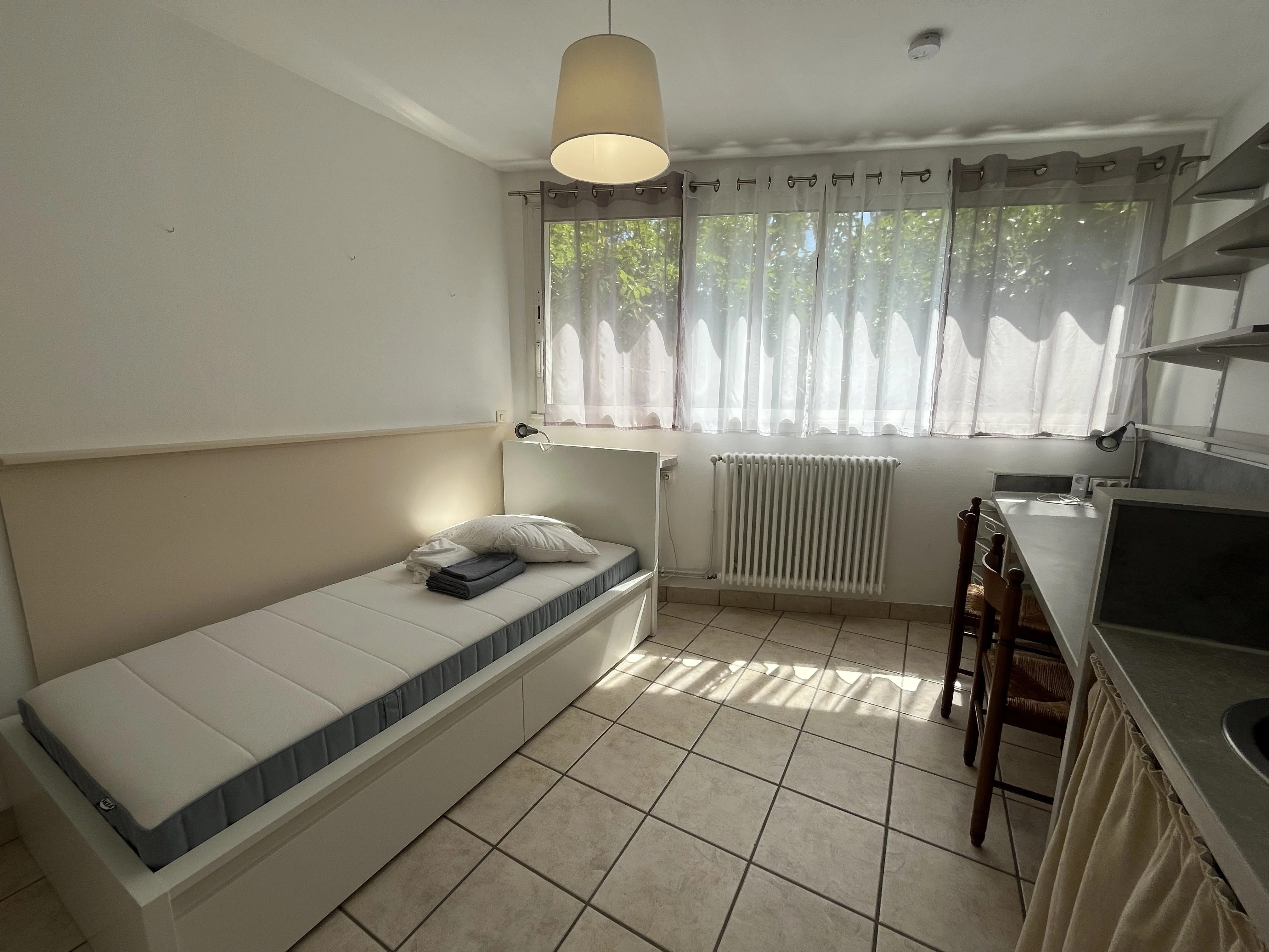 Lit et grande fenetre