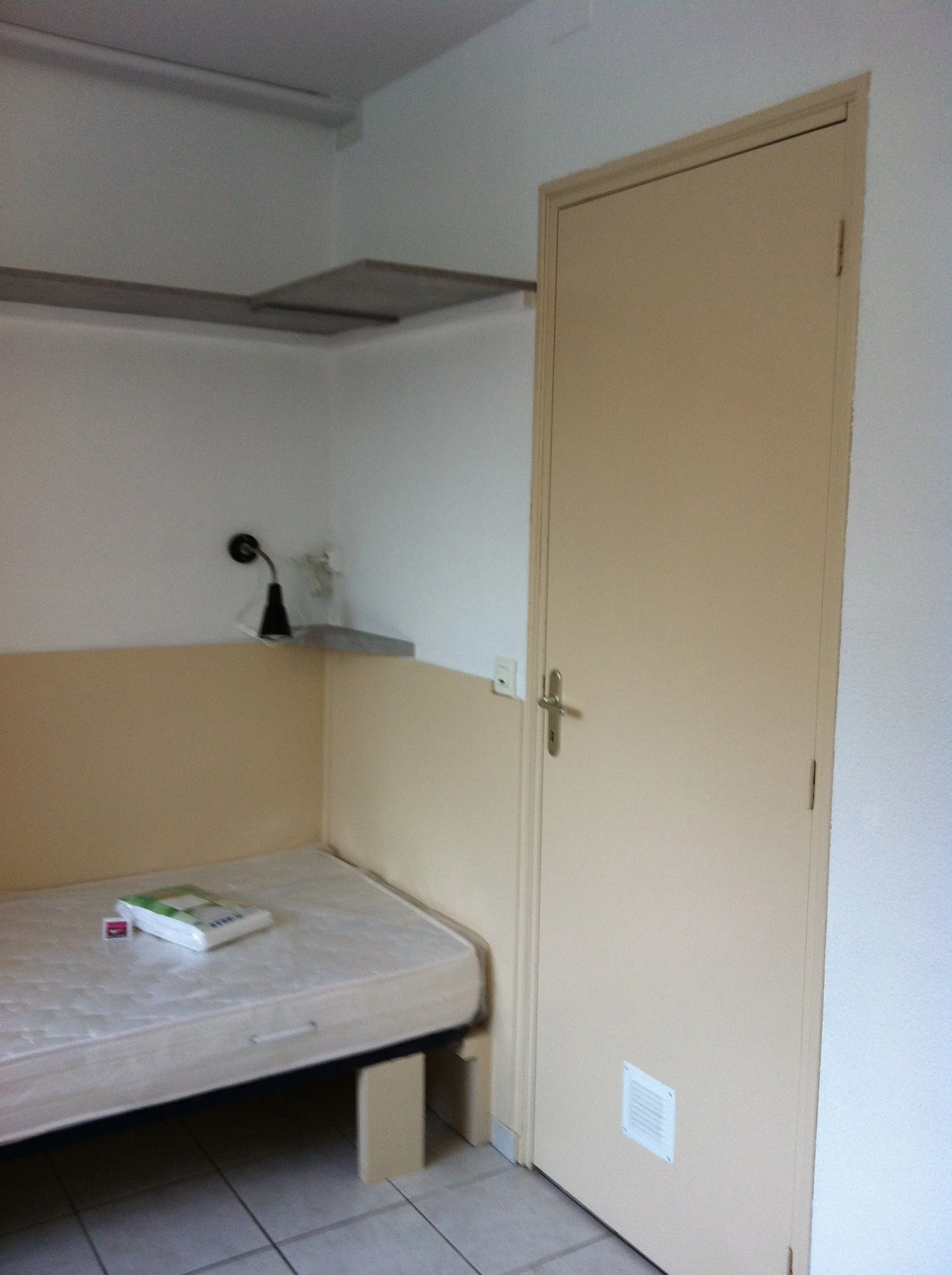 Lit et porte salle d'eau