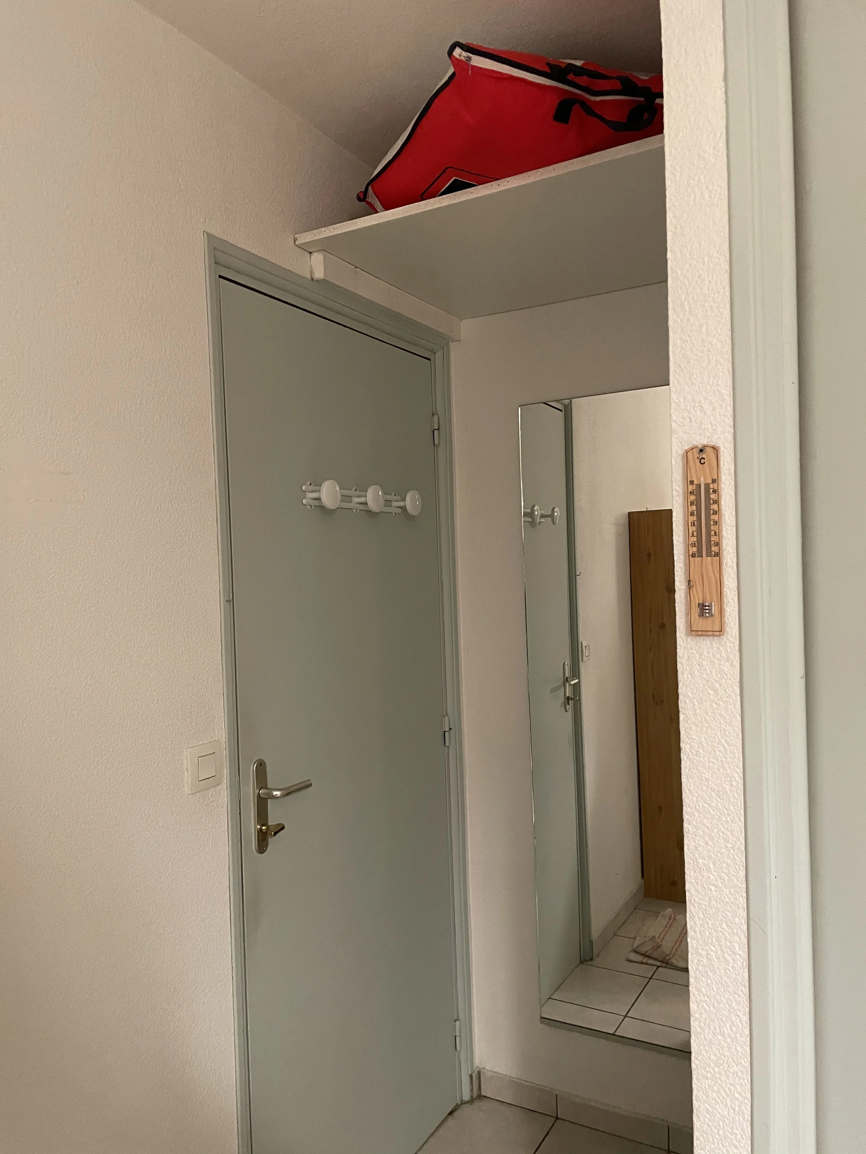 Rangement au-dessus de la porte