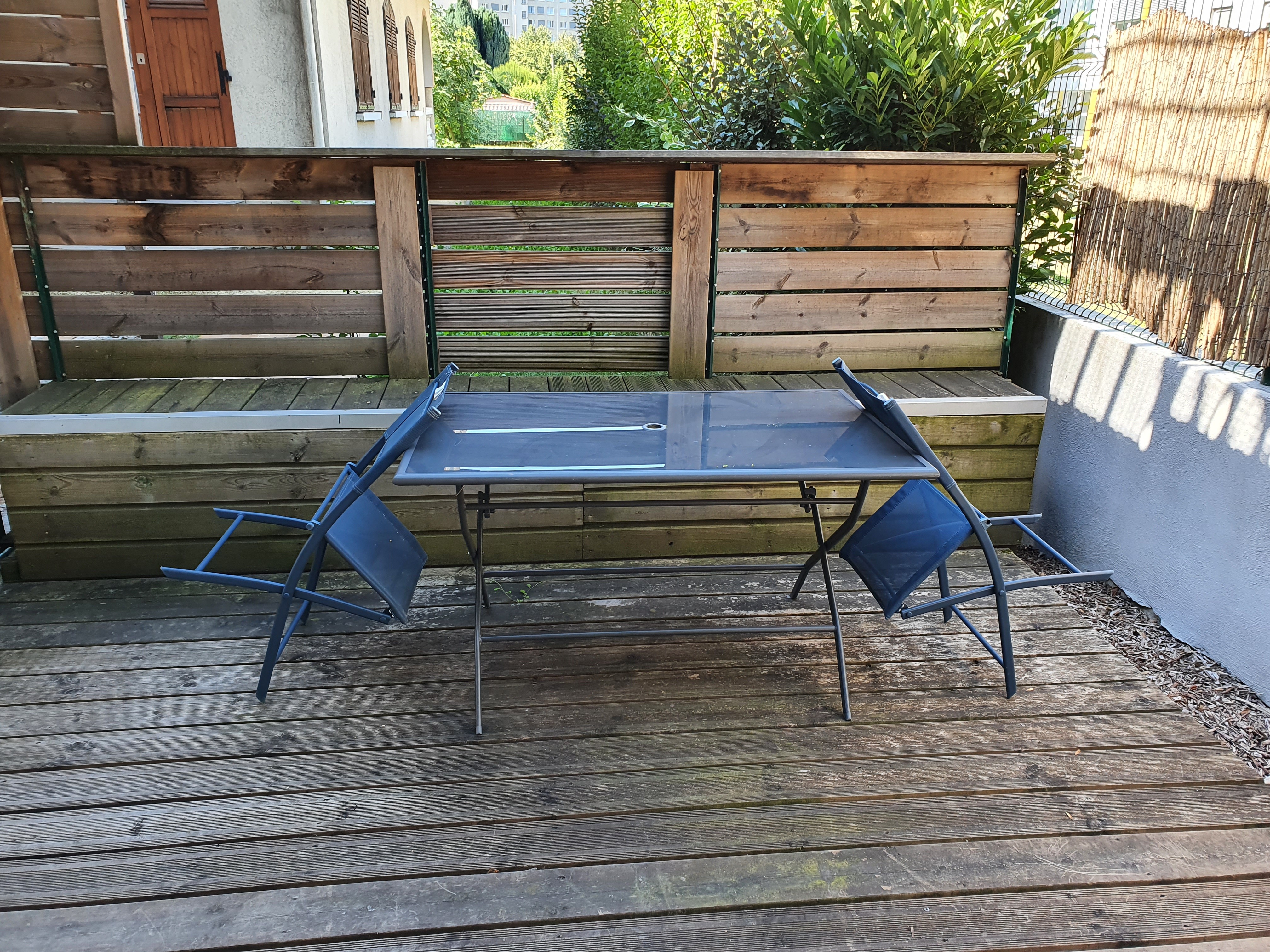 Table sur la terrasse