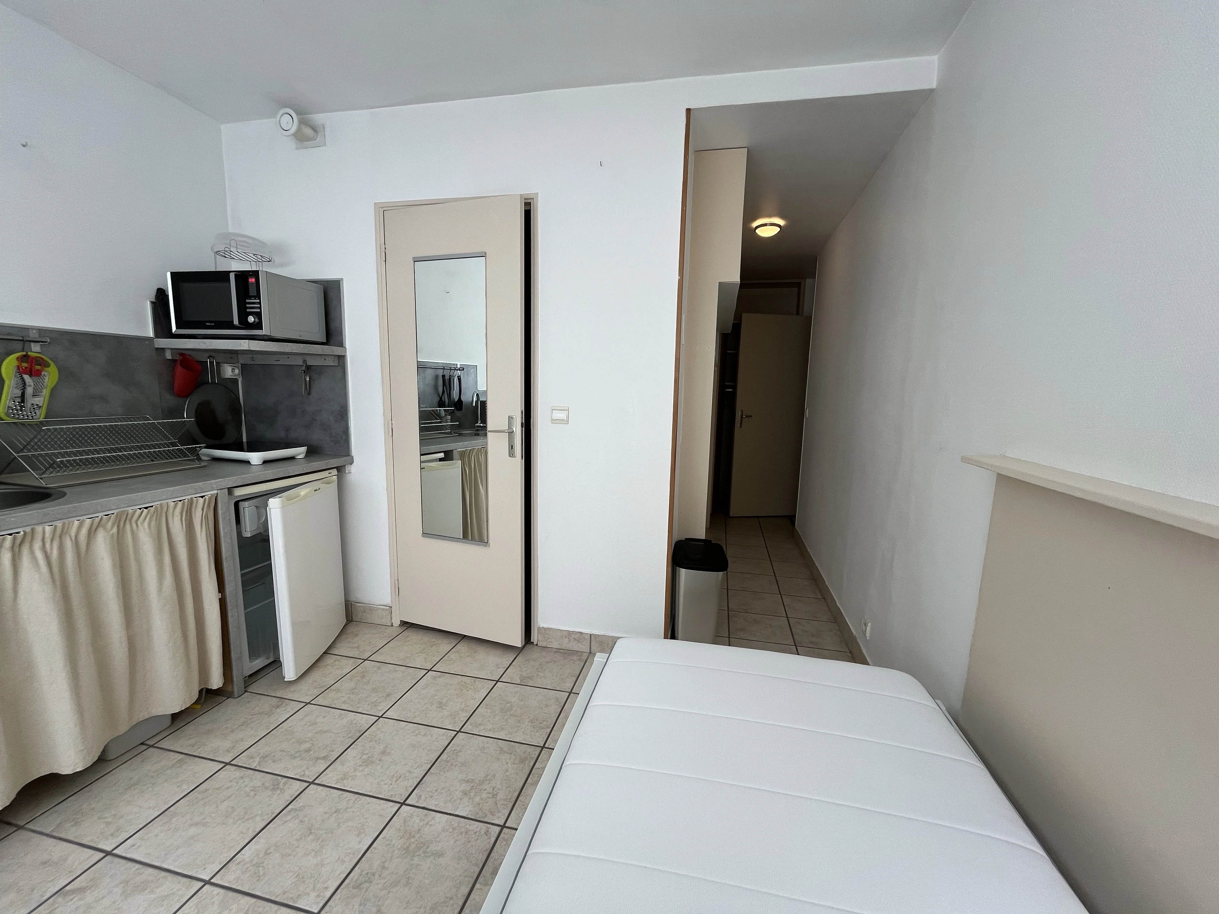 Vue cuisine et couloir