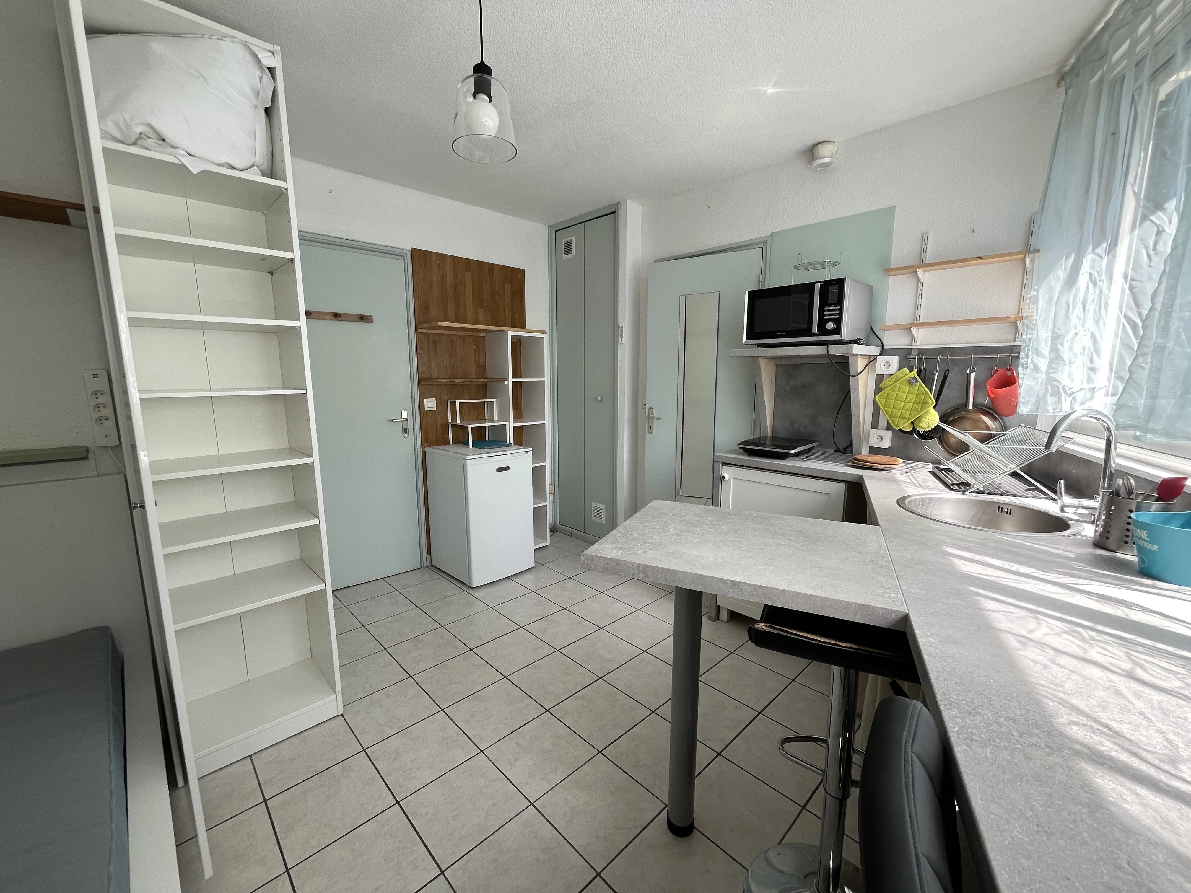 Plan de travail et coin cuisine