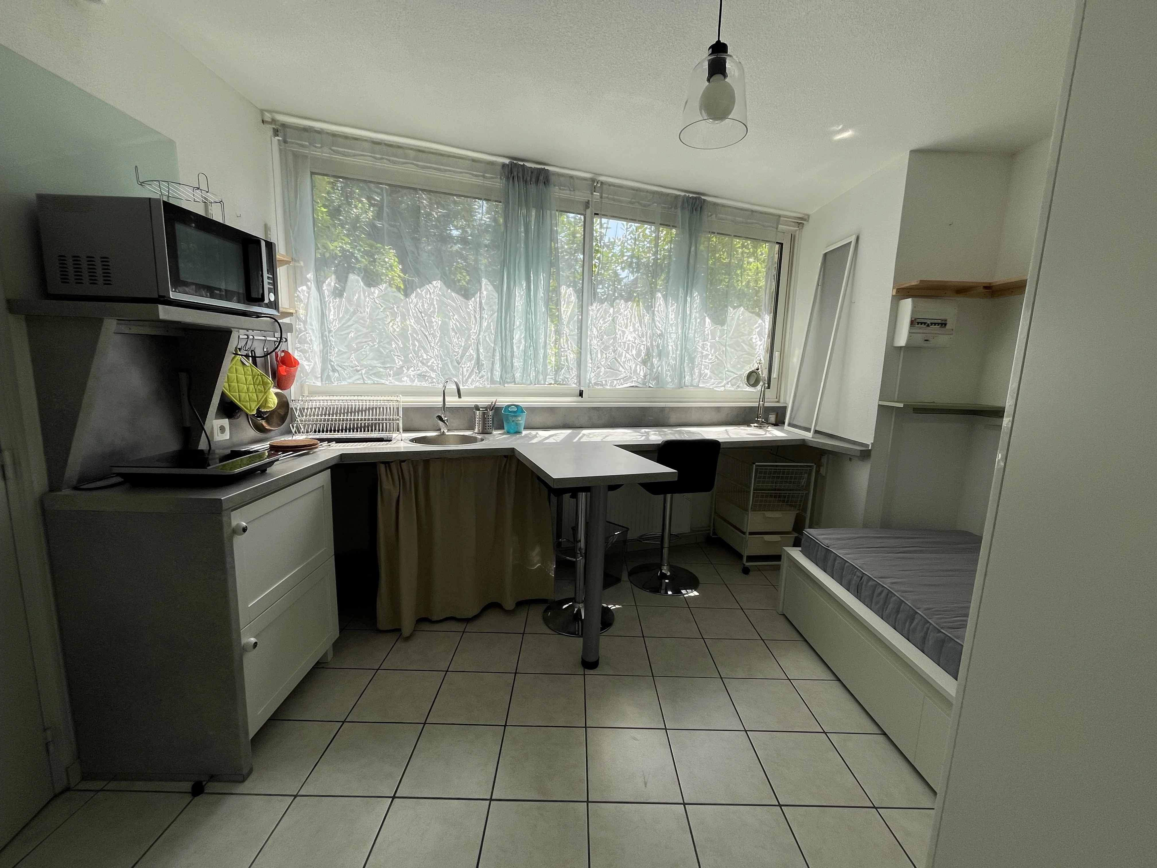 Grand plan de travail sous baie vitrée