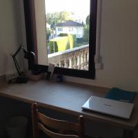 S12- Bureau sous la fenêtre donnant sur son balcon